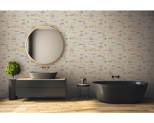 Salle de bain avec lavabo, miroir, baignoire et papier peint à motifs de poissons