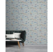 Scène avec un papier peint à motif de poissons, un canapé et une table