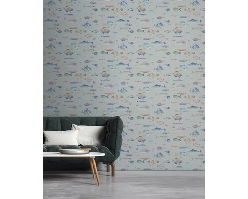 Scène avec un papier peint à motif de poissons, un canapé et une table