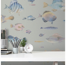 Papier peint avec motif de poissons dans une pièce.