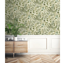 Salon avec papier peint à feuilles vertes, commode en bois et parquet à chevrons