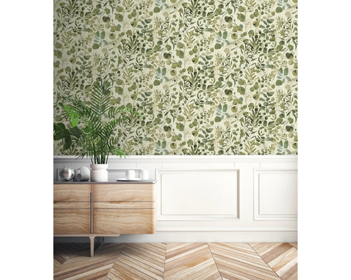 Salon avec papier peint à feuilles vertes, commode en bois et parquet à chevrons