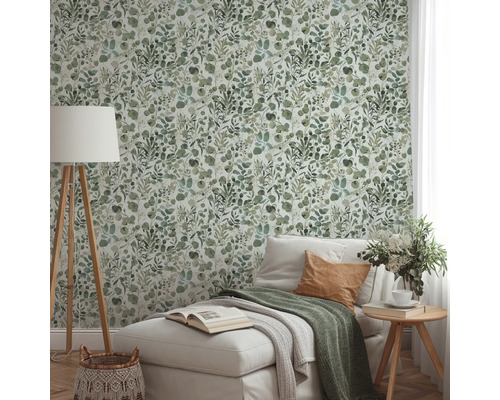 Salon avec papier peint botanique, méridienne et lampadaire