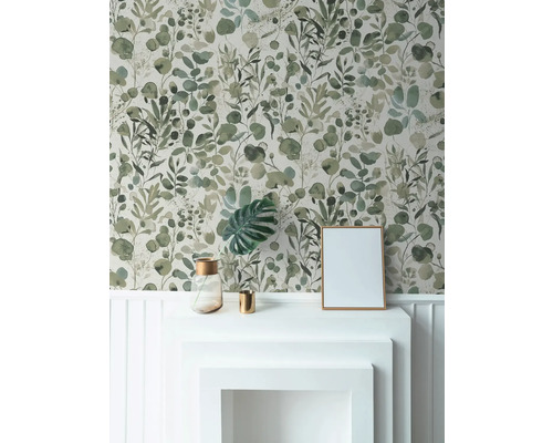 Intérieur avec papier peint à motifs floraux, cheminée blanche, cadre photo et objets décoratifs