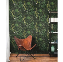 Salon avec papier peint jungle, fauteuil et étagère