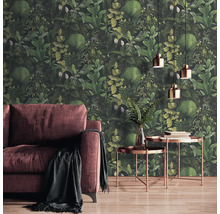 Salon avec canapé, tables d''appoint et papier peint jungle