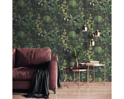 Salon avec canapé, tables d''appoint et papier peint jungle