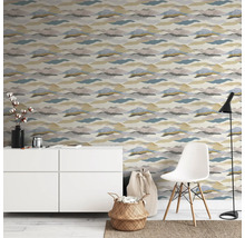 Salon avec papier peint à motifs, commode, chaise et lampe