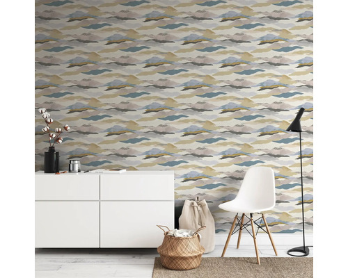 Salon avec papier peint à motifs, commode, chaise et lampe