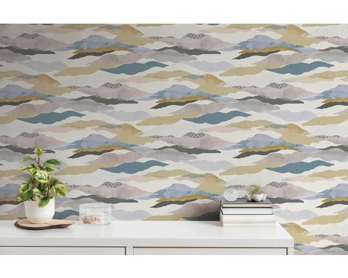 Mur avec papier peint à motifs de nuages, bureau avec décorations et plante