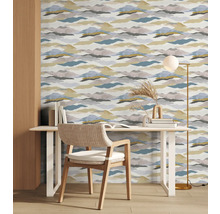 Chambre décorative avec papier peint à motifs, bureau, chaise et lampadaire.