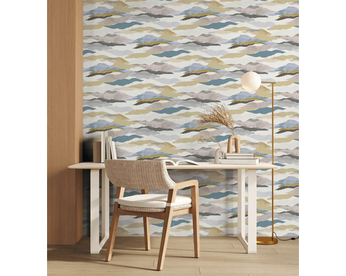 Chambre décorative avec papier peint à motifs, bureau, chaise et lampadaire.