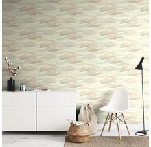 Salon avec papier peint à motifs de nuages, commode, chaise et lampe pour une ambiance claire et conviviale.