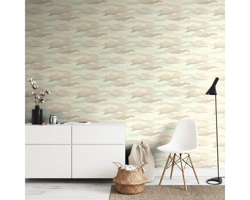 Salon avec papier peint à motifs de nuages, commode, chaise et lampe pour une ambiance claire et conviviale.