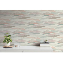 Vue d''une pièce avec du papier peint à motif nuages et un buffet blanc avec décoration