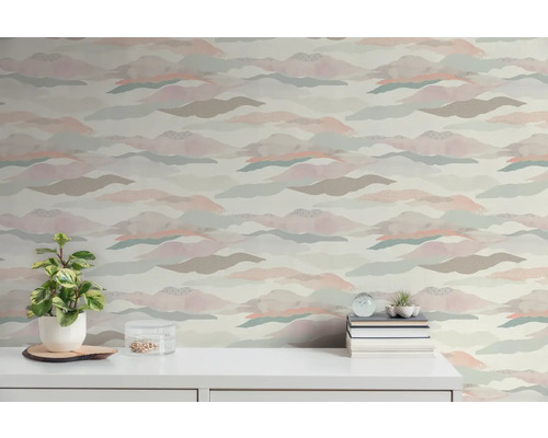 Vue d''une pièce avec du papier peint à motif nuages et un buffet blanc avec décoration