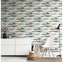 Espace de vie avec papier peint à motifs, commode, chaise et lampadaire pour une ambiance lumineuse et organisée.