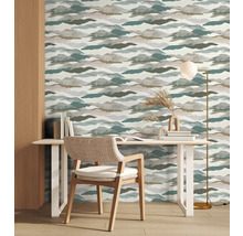 Scène avec un bureau, une chaise et un papier peint avec un motif de nuages