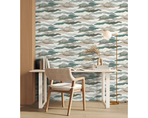 Scène avec un bureau, une chaise et un papier peint avec un motif de nuages