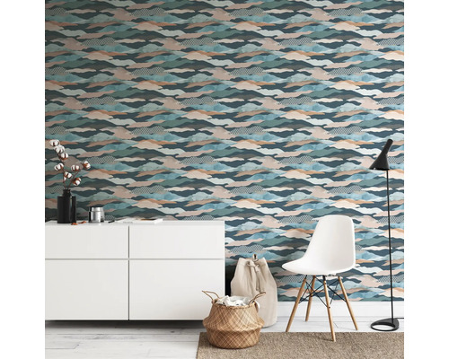 Raumgestaltung mit gemusterter Tapete, Kommode, Stuhl und Dekoration