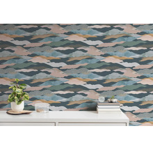 Mur avec papier peint à motifs et décoration