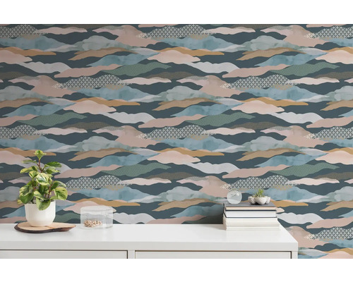 Wand mit gemusterten Tapeten und Dekoration