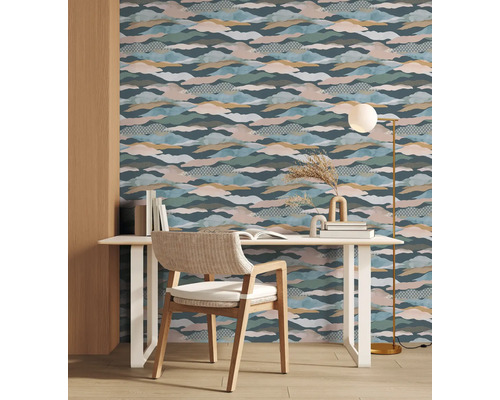 Szene mit Schreibtisch, Stuhl und gemusterter Tapete für ein Arbeitszimmer