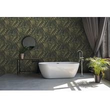Salle de bain avec baignoire îlot, console avec miroir et plantes d''intérieur devant un mur avec papier peint à motifs de feuilles.