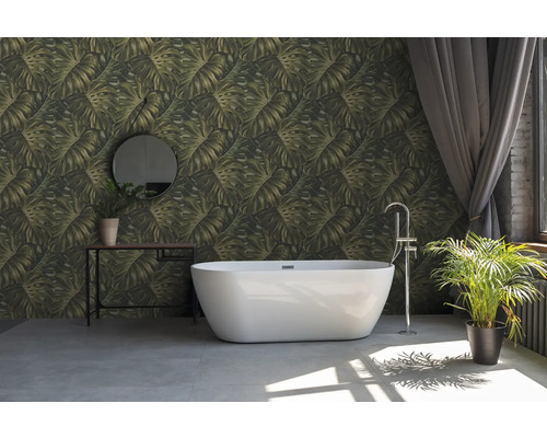 Salle de bain avec baignoire îlot, console avec miroir et plantes d''intérieur devant un mur avec papier peint à motifs de feuilles.