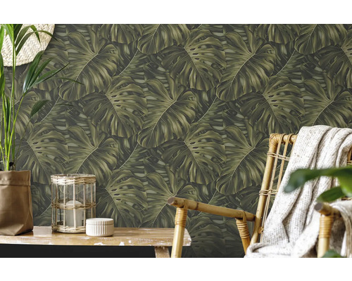 Intérieur avec papier peint à feuilles de Monstera, table et chaise