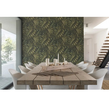 Salle à manger lumineuse avec table en bois, chaises blanches et papier peint à feuilles de Monstera