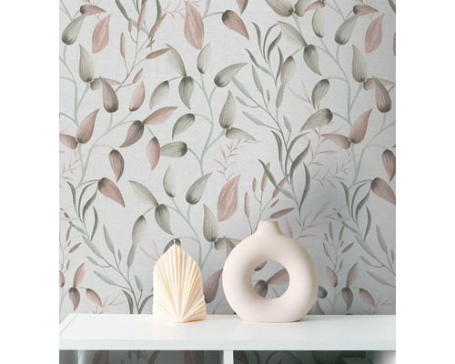 Dekorative Tapete mit floralem Muster, kombiniert mit einer Vase und einer Kerze auf einem Regal