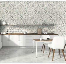 Cuisine moderne avec papier peint floral et meubles blancs