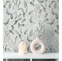 Papier peint à motif floral, combiné avec une bougie décorative et un vase sur une étagère