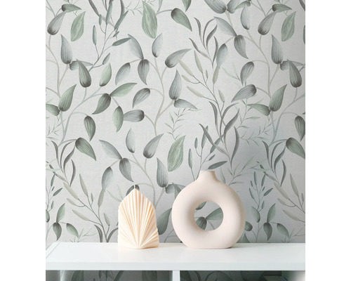 Papier peint à motif floral, combiné avec une bougie décorative et un vase sur une étagère