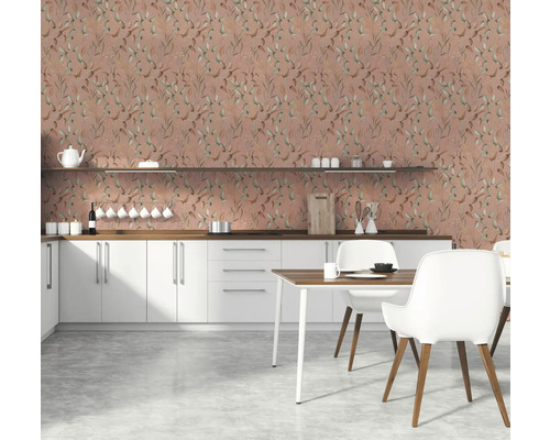 Cuisine lumineuse avec papier peint à motifs floraux, armoires blanches et touches de bois.