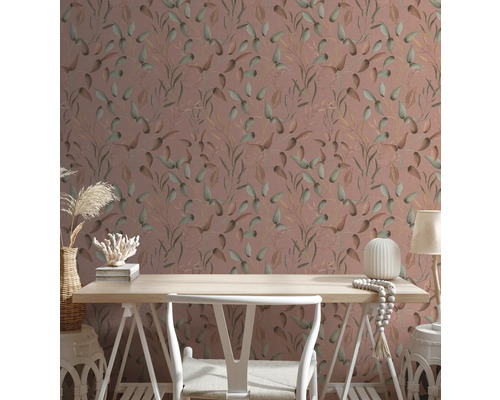 Scène avec papier peint botanique, bureau et décoration