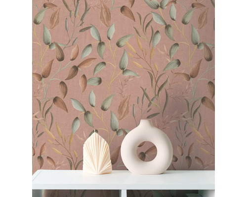 Nature morte décorative avec papier peint à motifs floraux, bougie et vase sur une étagère