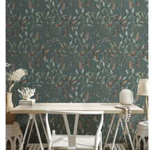 Chambre décorative avec papier peint à motifs de feuilles, bureau et chaise.