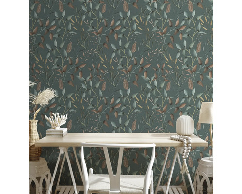 Chambre décorative avec papier peint à motifs de feuilles, bureau et chaise.