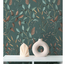 Papier peint décoratif à motif végétal, combiné à une bougie et un vase sur une étagère
