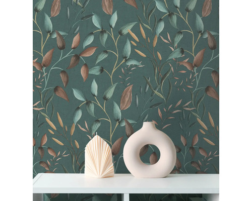 Papier peint décoratif à motif végétal, combiné à une bougie et un vase sur une étagère