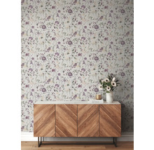 Raumansicht mit Blumentapete und Holzkommode