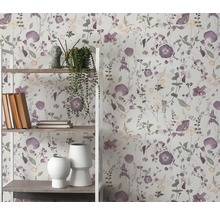 Regal mit Dekoration und Blumentapete