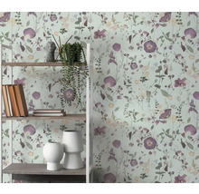 Szene mit Regal, Dekoration und Tapete mit floralem Muster.