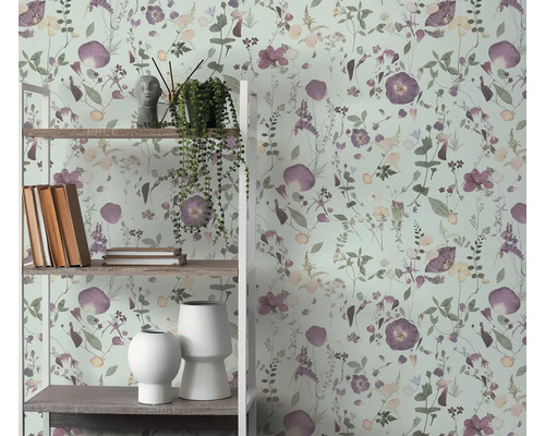 Szene mit Regal, Dekoration und Tapete mit floralem Muster.