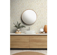 Salle de bains moderne avec papier peint floral, miroir rond et meuble sous-vasque.
