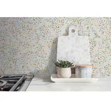 Scènes de cuisine décoratives avec papier peint floral et accessoires