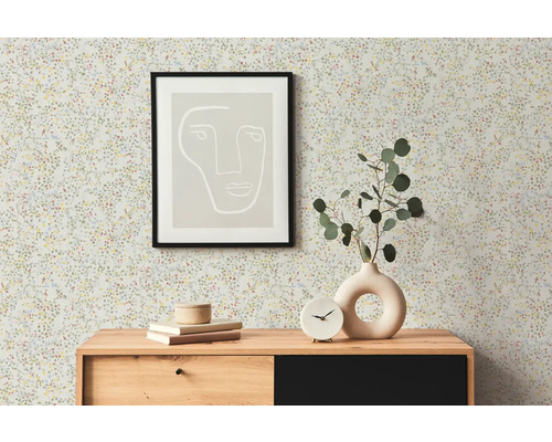 Pièce à vivre avec papier peint à motifs, commode, tableau et décoration