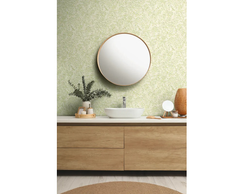 Salle de bains lumineuse avec lavabo, miroir et papier peint à motifs verts